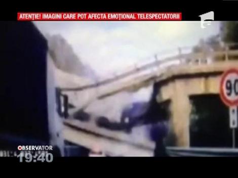 Pod prăbușit peste autostradă! Un om a murit și cinci sunt răniți