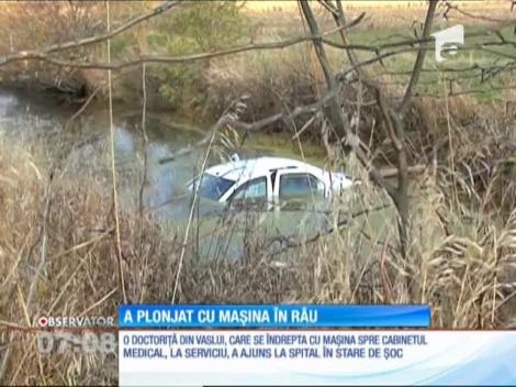 A plonjat cu maşina în râu, după ce ar fi încurcat frâna cu acceleraţia!