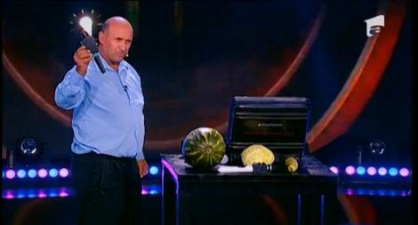 Microfonul este bun la toate! Iată ”cea mai dementă apariție a serii!”