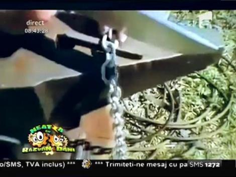 Smiley News: Cel mai tare cuţit de pâine taie cuie, lanţ, sârmă ghimpată