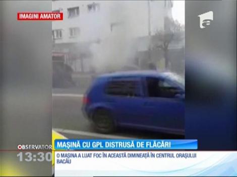 O maşină a luat foc în centrul oraşului Bacău