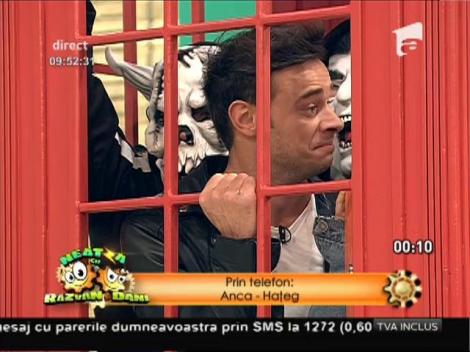 Râzi cu lacrimi! Amna, înghesuită într-o cabina telefonică