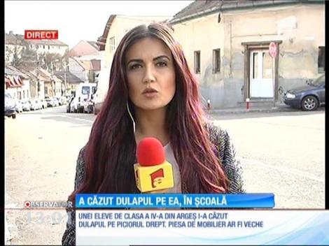 O fetiţă din Argeş a ajuns din clasă direct la spital, după ce un dulap i-a căzut pe picior