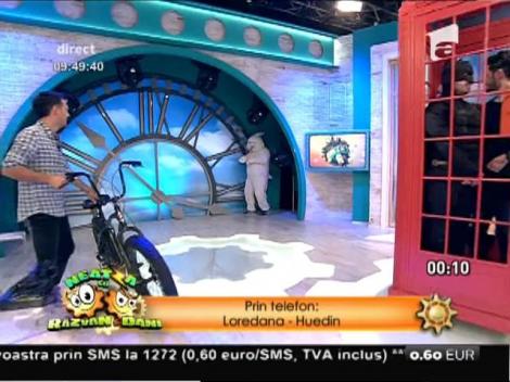 Râzi cu lacrimi! Prima oară în... trei. Băieții de la Noaptea Târziu, înghesuiţi într-o cabina telefonică