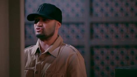 Cheloo se supune controlului de securitate din aeroport