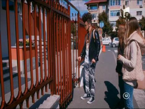 Malone se înscrie la școală