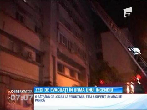 Intervenţie contracronometru în Piteşti, după ce un apartament a luat foc la etajul 6 al unui bloc. Întreaga clădire a fost cuprinsă de fum şi toţi locatarii au fost evacuaţi