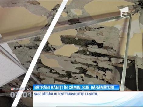 Tavanul unei camere s-a prăbuşit peste opt oameni, într-un cămin de bătrâni cu handicap, în Roman, judeţul Neamţ
