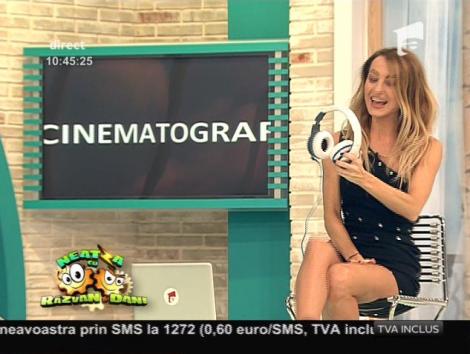 Trădată de fusta scurtă, Flavia s-a rușinat: ”Stai, nu te uita!” S-a văzut TOT până să apuce să pună picior peste picior!