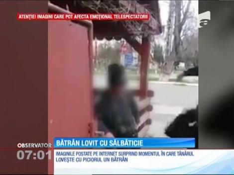 Un adolescent din judeţul Mureş a fost surprins în timp ce loveşte cu brutalitate un bătrân