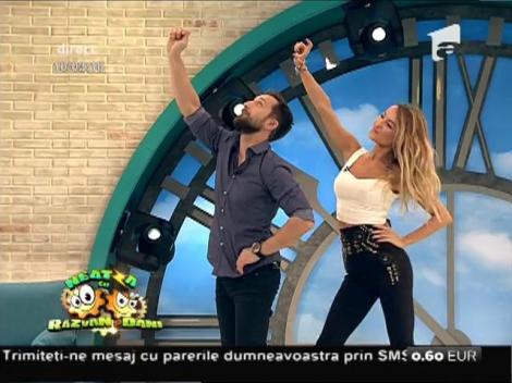 Ce poziții adoptă femeile, pentru a atrage atenția bărbaților? Dani și Flavia, demonstrație de senzație! "Fie fundul cât de mare, pe Facebook..."