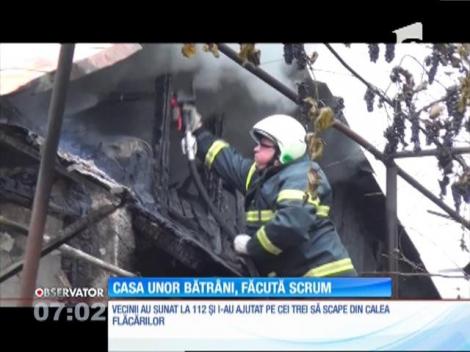 Casa unor bătrâni din Iaşi a fost făcută scrum