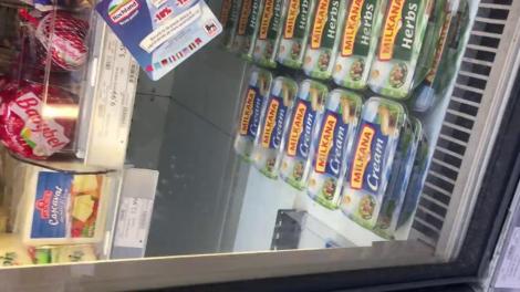 Un șorece curios, filmat în timp ce se plimba nestingherit pe rafturile unui supermarket din Capitală! În trecerea sa, nu a ocolit cutiile de brânză. VIDEO!