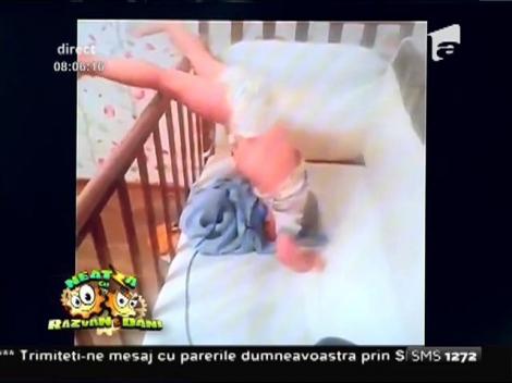 Smiley News: Cum reuşeşte un bebeluş să „evadeze” din pătuţ