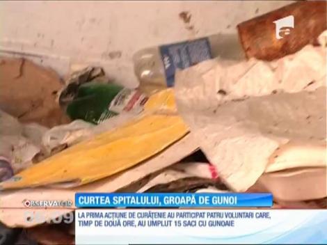 Curtea spitalului Mârzescu din Braşov a ajuns o groapă de gunoi