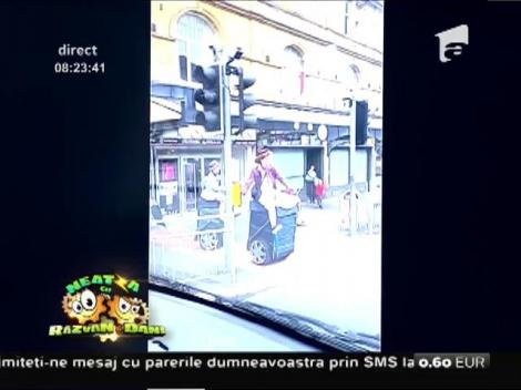 Smiley News: Două bătrânele merg călare pe un geamantan