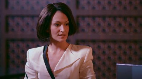 Check-in cu peripeții, pentru două vedete autohtone, pe aeroportul Otopeni. Mascaţii au intervenit în forţă: “Bărbaţii sunt nişte porci, Elena Cârstea”