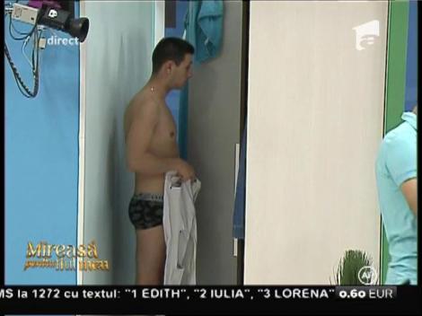 VIDEO! Moment jenant sau flirt în toată regula? Valentin, surprins în lenjerie intimă de iubita unui alt concurent