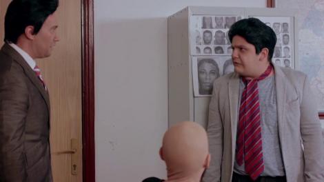 Bendeac a ajuns la secţia de poliţie, urmărit de Vanghelie. “Eşti un maimuţoi opărit, care mă parodiezi, de ani şi ani de zile”