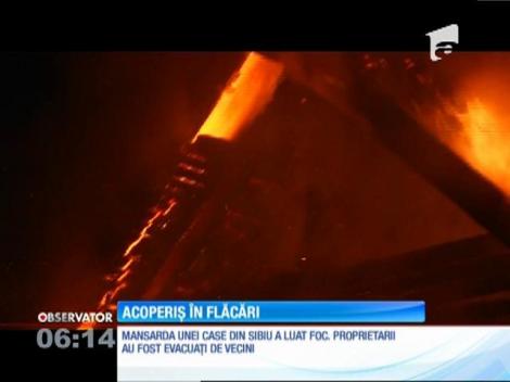 Incendiu puternic la mansarda unei case din Sibiu. Flăcari uriaşe au cuprins, dintr-o dată, întreg acoperişul