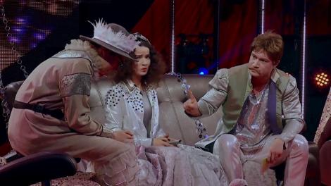 Scandal în familia din Universul Paralel. Fiica celor doi soţi îşi prezintă iubitul geniu. “Ai putea, în sens ezoteric, să mă pupi în c..?”