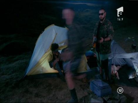 “Hai, împinge. Dă afară rachetul!” Gina Felea naşte în mijlocul pădurii. Malone: “Fă, de ce e negru? De la Cola?”