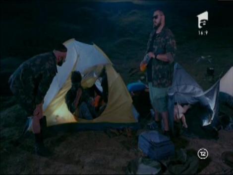 “Hai, împinge. Dă afară rachetul!” Gina Felea naşte în mijlocul pădurii. Malone: “Fă, de ce e negru? De la Cola?”