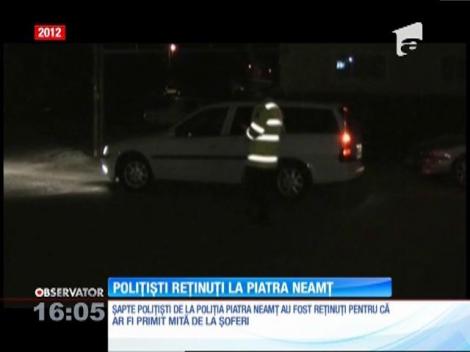 Polițiști reținuți la Piatra Neamț. În mai puţin de o lună, ei ar fi luat mită de 115 de ori!