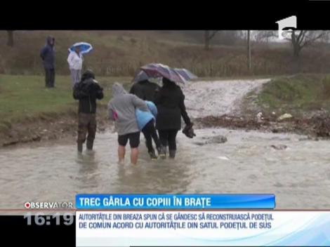 Situaţie dificilă în Proviţa de Sus. Sătenii trec gârla cu copiii în brațe!