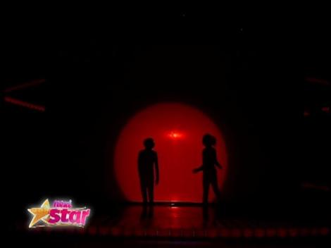 “Mi s-a zbârlit pielea”. Teatru de umbre şi o poveste frumoasă de iubire. Shadows, un moment emoţionant pentru juraţi