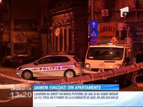 Oameni evacuaţi din apartamente din cauza unui miros puternic de gaz, pe o stradă din Capitală