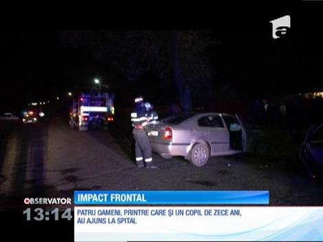 Două maşini s-au ciocnit puternic pe un drum din judeţul Botoşani. Patru oameni au fost răniţi
