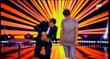 "Are faţă de spărgător de maşini" Mario, singurul magician care a fumat pe scenă. "Te-am salvat, mânca-mi-ai.."