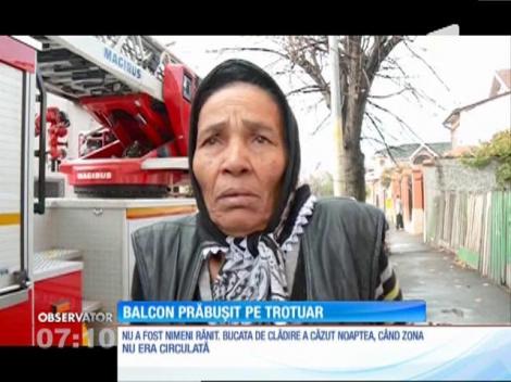 Într-un cartier din orașul Constanța, un balcon s-a desprins dintr-o clădire veche și a căzut pe trotuar