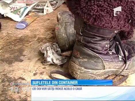 O familie cu patru copii trăiește într-un container pe un câmp la marginea Brașovului