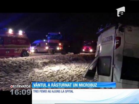 Microbuz plin cu credincioși, răsturnat de vânt!