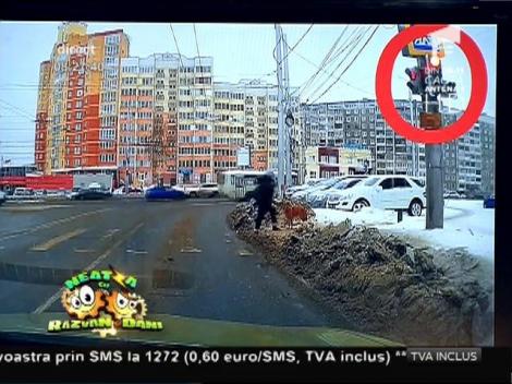 Smiley news: Câinele rus trece numai pe culoarea verde a semaforului