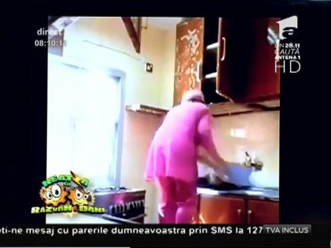 Smiley news: Cum se curăţă un dulap în cel mai original mod