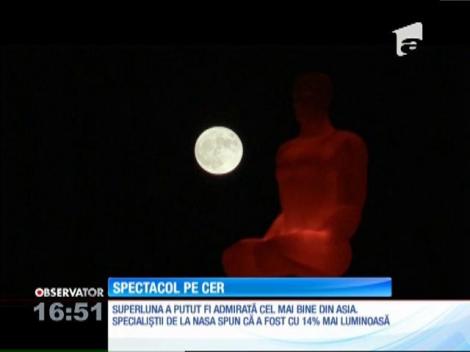 "Superluna" a făcut spectacol pe cer! Imagini de colecție ce au uimit întreaga planetă! (VIDEO)