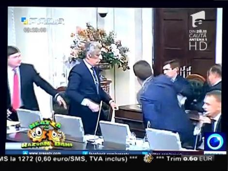 Smiley News: Bătaie ca în ringul de box între doi deputaţi în Parlamentul din Ucraina