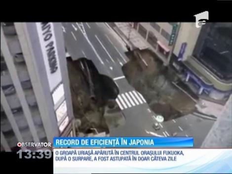 Groapa adâncă de 20 de metri, astupată în 48 de ore!