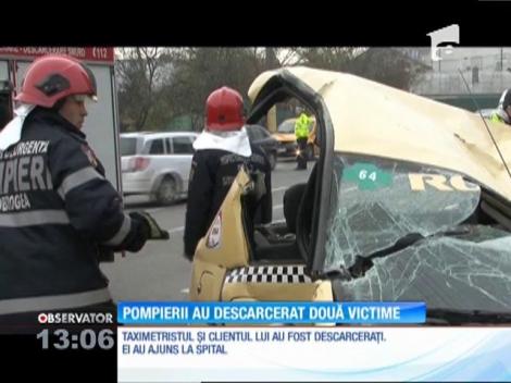 Opt mașini avariate dintr-un foc. Pompierii au descarcerat două victime