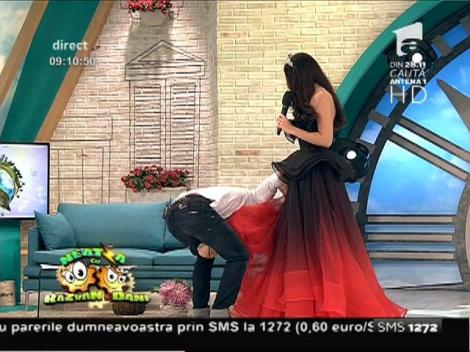 Gata cu burlăcia? Dani, cucerit de o invitată! A stat cu ochii sub rochia câștigătoarei Miss Tourism Queen: ”Ups, ciorapii nu-i ajung până sus!”