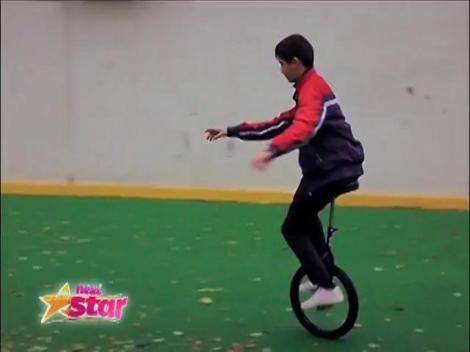 Copiii cu deficienţe de vedere de la "Veveriţele năzdrăvane" pot face orice, chiar să meargă şi pe monociclu