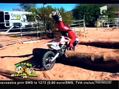 Mannequin challenge pe motoare de enduro!