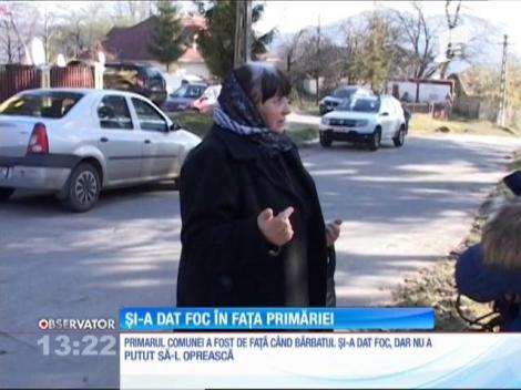 Protest sinucigaş în Vâlcea. Și-a dat foc chiar în faţa primarului!