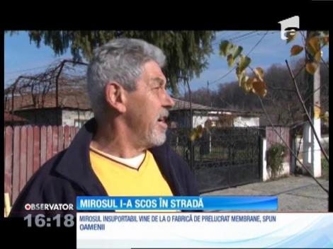 Zeci de oameni, dintr-o localitate din Dâmbovița, nu mai pot sta în propriile case din cauza unui miros infernal