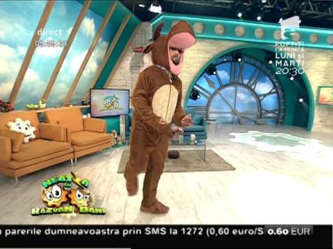 Asta e FAZA ZILEI: ”I'm just a gigolo...!” După ce a pierdut un pariu, Dani s-a costumat în ren și a dansat breakdance!