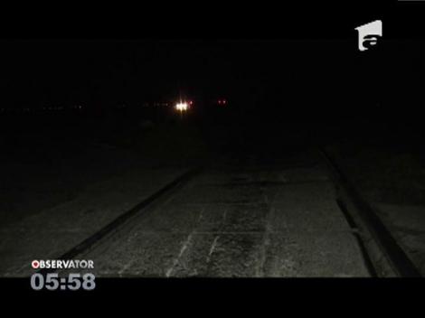 O maşină condusă de o femeie a fost făcută ţăndări de un tren, pe o cale ferată din judeţul Timiş