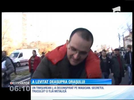 Un bărbat din Timișoara a plutit deasupra unei mașini, timp de un sfert de oră! Trecătorii au rămas cu gurile căscate! (VIDEO)